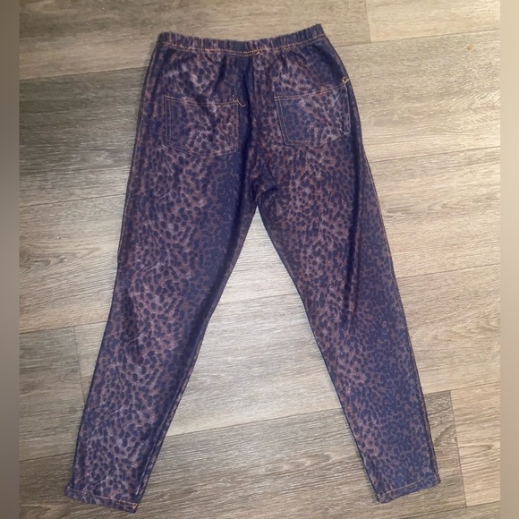 Leopard Print Jeggings With Pockets - Picture 3 of 3